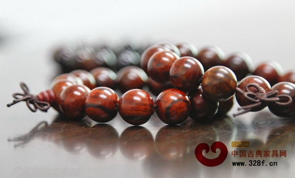 “紅木達(dá)人秀”活動送出的禮品是大紅酸枝手鏈一串 “紅木達(dá)人秀”活動送出的禮品是大紅酸枝手鏈一串