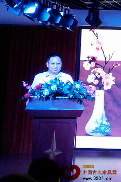 新會(huì)古典家具城有限公司董事長(zhǎng)袁秋耘作為大賽承辦方代表講話 新會(huì)古典家具城有限公司董事長(zhǎng)袁秋耘作為大賽承辦方代表講話