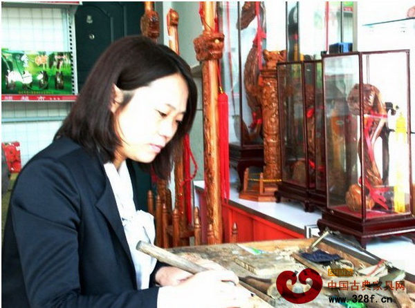 周芳正精心制作木雕產(chǎn)品 周芳正精心制作木雕產(chǎn)品