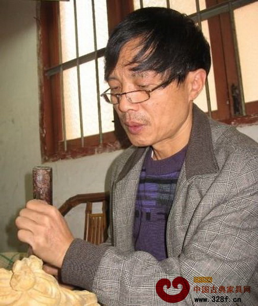 正在雕刻的林慶全 正在雕刻的林慶全