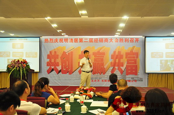 中國(guó)古典家具網(wǎng)、《品牌紅木》雜志CEO林偉華正在進(jìn)行精彩演講 中國(guó)古典家具網(wǎng)、《品牌紅木》雜志CEO林偉華正在進(jìn)行精彩演講