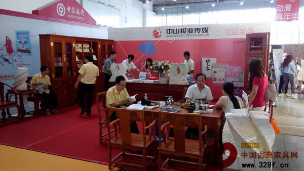 紅木家具的點(diǎn)綴使展位洋溢濃郁的古典文化氣息 紅木家具的點(diǎn)綴使展位洋溢濃郁的古典文化氣息