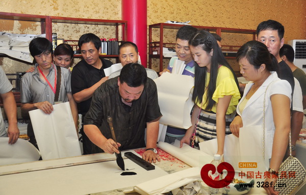 經(jīng)銷商排隊(duì)等候明清居董事長(zhǎng)金彪云大師題字 經(jīng)銷商排隊(duì)等候明清居董事長(zhǎng)金彪云大師題字