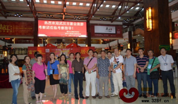 武漢·新會旅游考察團(tuán)合影留念 武漢·新會旅游考察團(tuán)合影留念