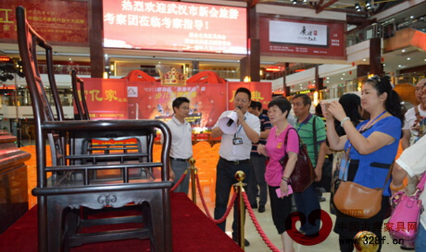 考察團(tuán)被精美紅木家具吸引 考察團(tuán)被精美紅木家具吸引