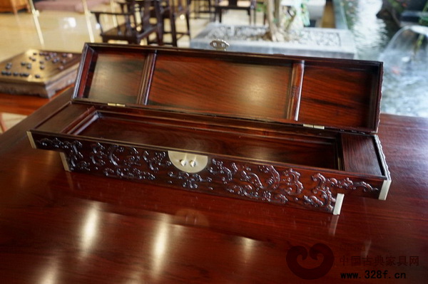 區(qū)氏臻品——大紅酸枝橋箱內(nèi)部 區(qū)氏臻品——大紅酸枝橋箱內(nèi)部