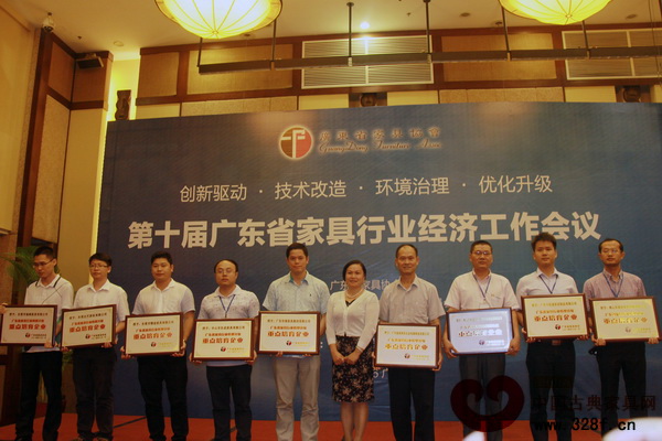 東成紅木總經(jīng)理助理李國(guó)進(jìn)上臺(tái)領(lǐng)獎(jiǎng)(左四) 東成紅木總經(jīng)理助理李國(guó)進(jìn)上臺(tái)領(lǐng)獎(jiǎng)(左四)