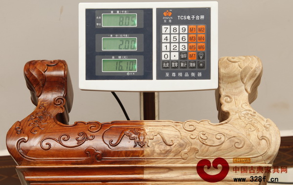 38cm*38cm*30cm尺寸的杌凳，非洲亞花梨材質(zhì)的質(zhì)量僅為8.05KG（16.1斤），質(zhì)量與刺猬紫檀的杌凳相比，差了2斤