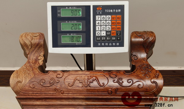 38cm*38cm*30cm尺寸的杌凳,刺猬紫檀材質(zhì)的質(zhì)量為9.05KG(18.1斤) 38cm*38cm*30cm尺寸的杌凳,刺猬紫檀材質(zhì)的質(zhì)量為9.05KG(18.1斤)