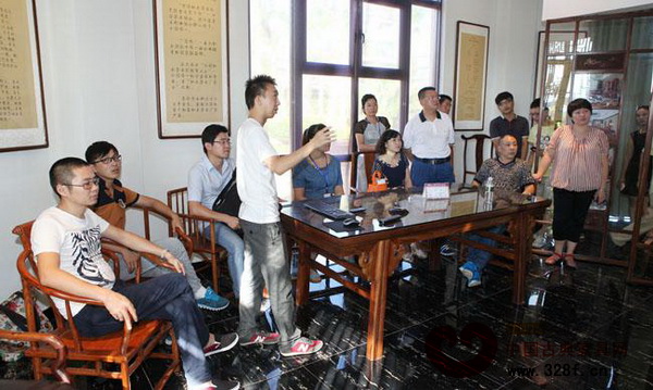 “東作云”首期學(xué)習(xí)班學(xué)員在現(xiàn)場學(xué)習(xí)體驗(yàn)店的操作規(guī)程 “東作云”首期學(xué)習(xí)班學(xué)員在現(xiàn)場學(xué)習(xí)體驗(yàn)店的操作規(guī)程