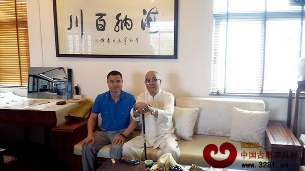 “王爺”愛(ài)新覺(jué)羅松石(右一)與木寶美家董事長(zhǎng)刁紹靈(左一)合影 “王爺”愛(ài)新覺(jué)羅松石(右一)與木寶美家董事長(zhǎng)刁紹靈(左一)合影