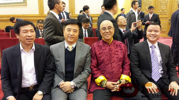 “王爺”愛(ài)新覺(jué)羅松石(右二)與木寶家具董事長(zhǎng)刁紹靈(右一)在會(huì)議上結(jié)緣 “王爺”愛(ài)新覺(jué)羅松石(右二)與木寶家具董事長(zhǎng)刁紹靈(右一)在會(huì)議上結(jié)緣