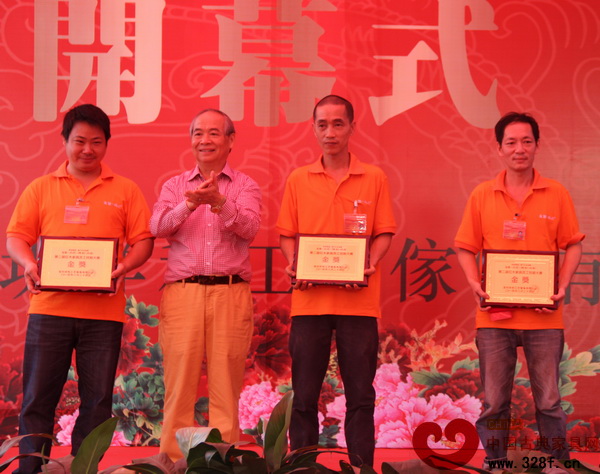 祥利集團董事長戴家林為獲得金獎的技工頒獎 祥利集團董事長戴家林為獲得金獎的技工頒獎