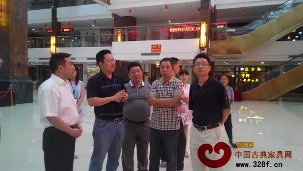 新會古典家具城董事長袁秋耘給江西廣豐領(lǐng)導(dǎo)講解賣場的結(jié)構(gòu) 新會古典家具城董事長袁秋耘給江西廣豐領(lǐng)導(dǎo)講解賣場的結(jié)構(gòu)