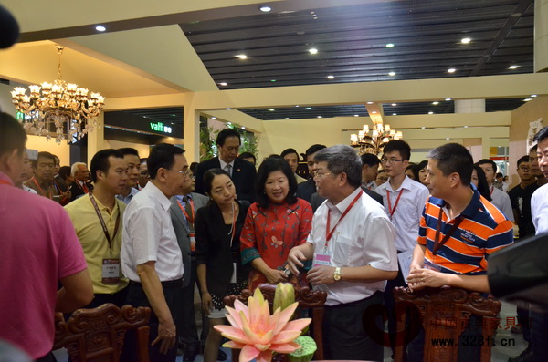 廣東省長朱小丹蒞臨紅古軒展位與中山市副市長馮煜榮、紅古軒總經(jīng)理吳赤宇探討家居產(chǎn)業(yè)集群發(fā)展 廣東省長朱小丹蒞臨紅古軒展位與中山市副市長馮煜榮、紅古軒總經(jīng)理吳赤宇探討家居產(chǎn)業(yè)集群發(fā)展