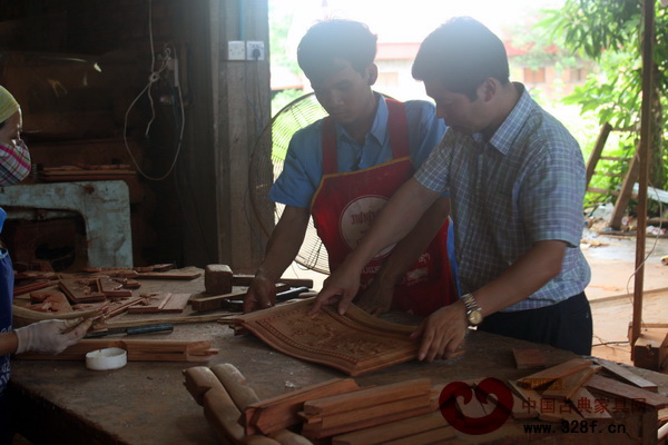 東成紅木董事長(zhǎng)張錫復(fù)(右一)指導(dǎo)員工工作 東成紅木董事長(zhǎng)張錫復(fù)(右一)指導(dǎo)員工工作