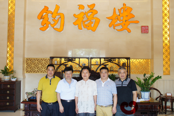 深圳市寶安區(qū)書法家協(xié)會主席李高揚(yáng)(中)、孝心書法家李興國(左一)、鈞福樓紅木總經(jīng)理李錦先(右二)在紅木館內(nèi)合影留念 深圳市寶安區(qū)書法家協(xié)會主席李高揚(yáng)(中)、孝心書法家李興國(左一)、鈞福樓紅木總經(jīng)理李錦先(右二)在紅木館內(nèi)合影留念