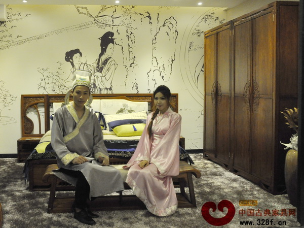 “西廂房”系列家具主題以中國(guó)家喻戶曉的愛情故事《西廂記》為藝術(shù)藍(lán)本 “西廂房”系列家具主題以中國(guó)家喻戶曉的愛情故事《西廂記》為藝術(shù)藍(lán)本