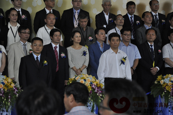 眾多行業(yè)領(lǐng)導(dǎo)、企業(yè)代表參加了名家具展開(kāi)幕式 眾多行業(yè)領(lǐng)導(dǎo)、企業(yè)代表參加了名家具展開(kāi)幕式