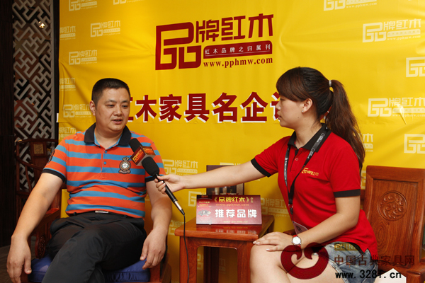 《品牌紅木》特別策劃——“紅木家具名企訪談”進(jìn)行時(shí)(圖為志成紅木董事長(zhǎng)李正倫接受記者采訪) 《品牌紅木》特別策劃——“紅木家具名企訪談”進(jìn)行時(shí)(圖為志成紅木董事長(zhǎng)李正倫接受記者采訪)