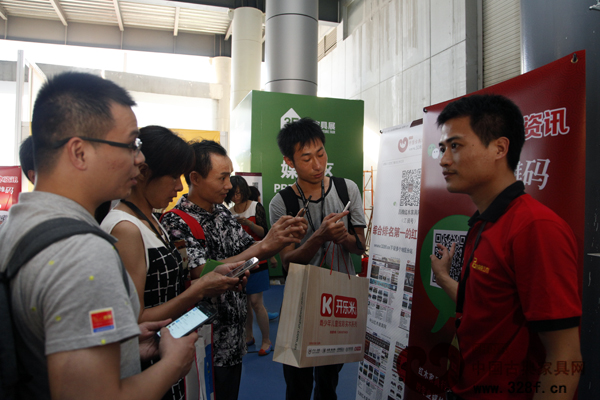 由《品牌紅木》策劃的”中秋吃月餅大賽“現(xiàn)場(chǎng)玩家們積極參與 由《品牌紅木》策劃的”中秋吃月餅大賽“現(xiàn)場(chǎng)玩家們積極參與