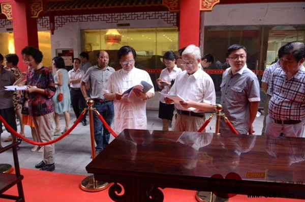 專家評(píng)審組正在認(rèn)真地給參賽作品評(píng)分 專家評(píng)審組正在認(rèn)真地給參賽作品評(píng)分