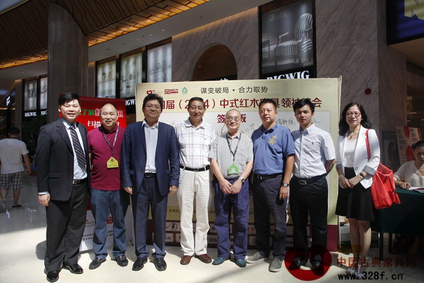 部分參與第四屆中式紅木家具領(lǐng)袖峰會的企業(yè)家與專家在合影留念 部分參與第四屆中式紅木家具領(lǐng)袖峰會的企業(yè)家與專家在合影留念