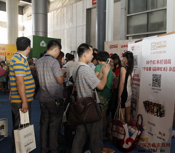 中國古典家具網(wǎng)、《品牌紅木》雜志的展位人潮涌動 中國古典家具網(wǎng)、《品牌紅木》雜志的展位人潮涌動