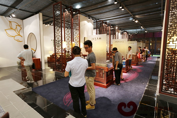 歷屆展會上的獲獎作品及銷售冠軍吸引經(jīng)銷商駐足 歷屆展會上的獲獎作品及銷售冠軍吸引經(jīng)銷商駐足