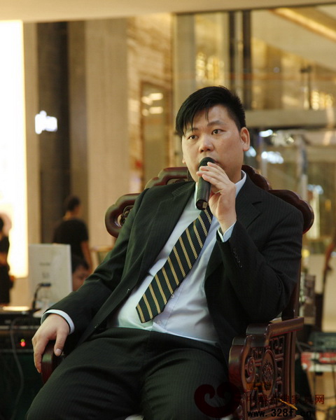 國壽紅木營銷總監(jiān)王耀佳受邀出席第四屆(2014)中式紅木家具領(lǐng)袖峰會 國壽紅木營銷總監(jiān)王耀佳受邀出席第四屆(2014)中式紅木家具領(lǐng)袖峰會