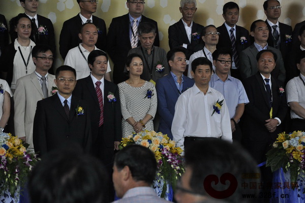 東成紅木董事長張錫復(二排左二)出席了開幕式 東成紅木董事長張錫復(二排左二)出席了開幕式
