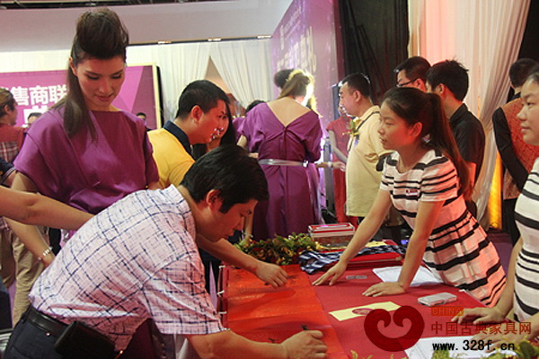 東成紅木董事長張錫復出席中國家具銷售商聯(lián)合會就職典禮 東成紅木董事長張錫復出席中國家具銷售商聯(lián)合會就職典禮