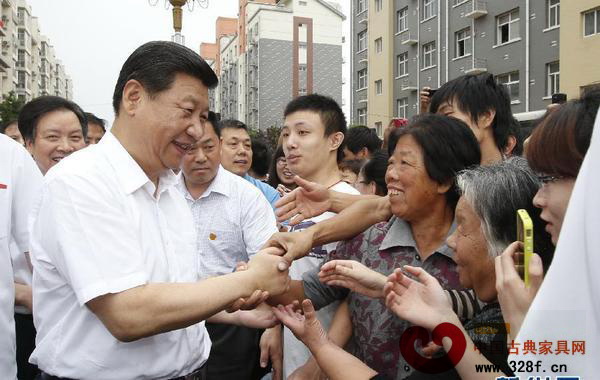 習近平主席“回家”看望正定縣塔元莊村村民并同他們親切握手 習近平主席“回家”看望正定縣塔元莊村村民并同他們親切握手