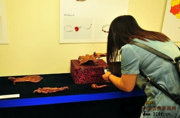 東京市民正在參觀海南黃花梨工藝品 東京市民正在參觀海南黃花梨工藝品