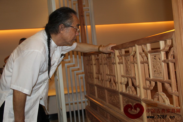 深圳紅木家具博物館榮譽館長、著名明清家具專家濮安國參觀展品 深圳紅木家具博物館榮譽館長、著名明清家具專家濮安國參觀展品