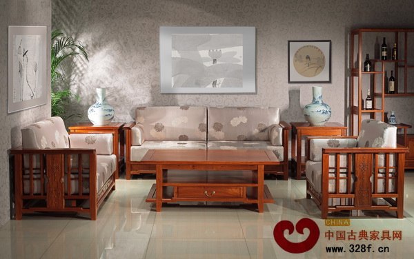 新古典風(fēng)格——緬甸花梨致和沙發(fā)(東成紅木供圖) 新古典風(fēng)格——緬甸花梨致和沙發(fā)(東成紅木供圖)