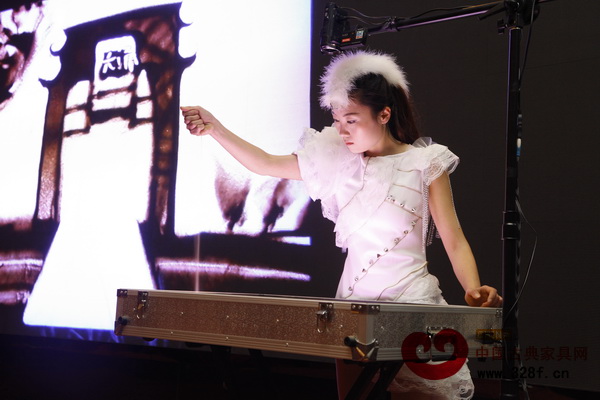 2014.3.14 紅博城之夜,主辦方請專業(yè)人員表演沙畫 2014.3.14 紅博城之夜,主辦方請專業(yè)人員表演沙畫