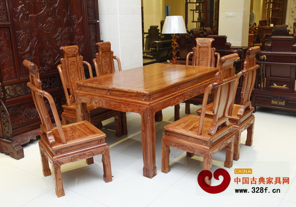 巴花餐臺（匯榮紅木供圖）