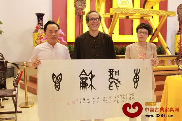 源天福董事長劉飛兵（左一）與國畫大師合影