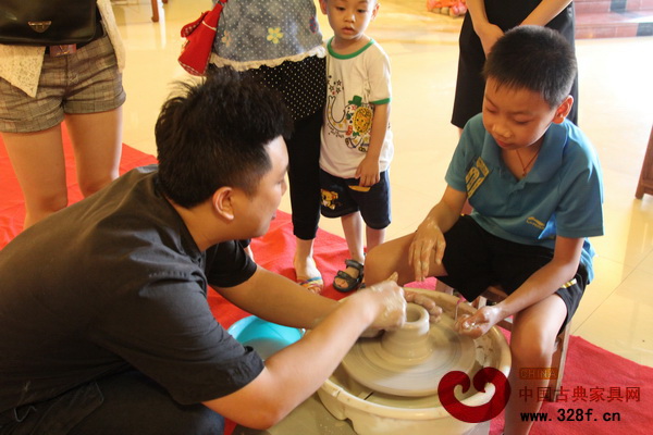 源天福陶藝活動，有專業(yè)制陶老師現(xiàn)場教授制陶工藝