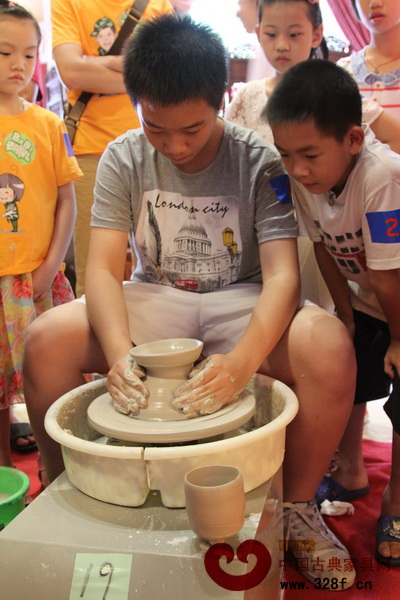 陶藝活動現(xiàn)場，小朋友在認真學做陶藝