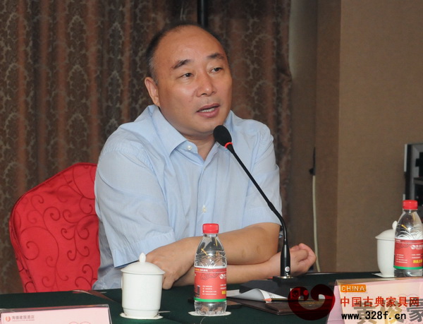航管紅木董事長黃俊豪正在發(fā)言 航管紅木董事長黃俊豪正在發(fā)言