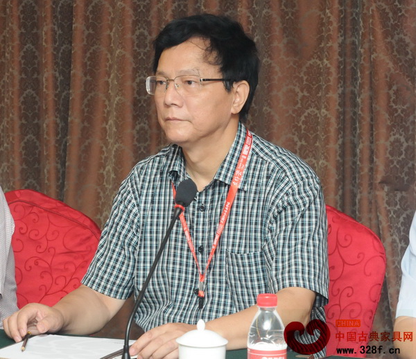 本次主題會議主持人浙江省家具行業(yè)協(xié)會理事長蔣鴻源 本次主題會議主持人浙江省家具行業(yè)協(xié)會理事長蔣鴻源