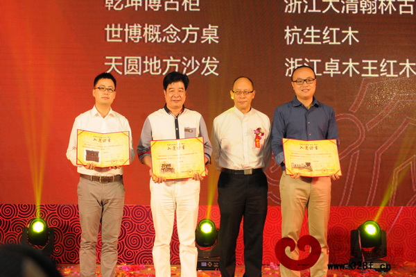 2014年度中國紅木家具“東作”獎特別金獎獲得企業(yè)領(lǐng)獎代表與頒獎嘉賓合影 2014年度中國紅木家具“東作”獎特別金獎獲得企業(yè)領(lǐng)獎代表與頒獎嘉賓合影