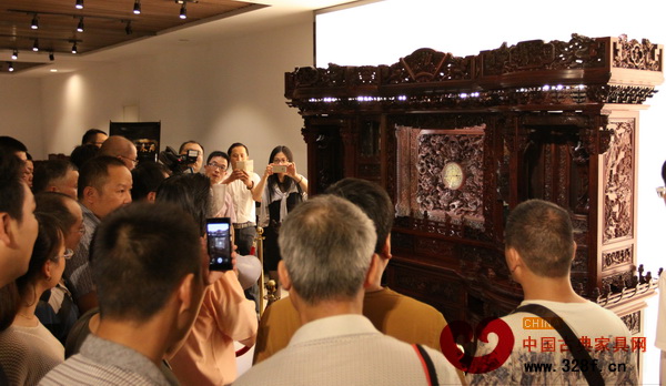 專家評委現(xiàn)場點評大清翰林《乾坤博古柜》 專家評委現(xiàn)場點評大清翰林《乾坤博古柜》