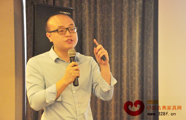 卓木王紅木總經(jīng)理杜長(zhǎng)江圍繞“七問”做精彩的發(fā)言 卓木王紅木總經(jīng)理杜長(zhǎng)江圍繞“七問”做精彩的發(fā)言