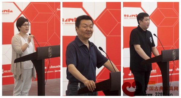 清華大學(xué)美術(shù)學(xué)院常務(wù)副院長鄭曙旸(中)、中國室內(nèi)裝飾協(xié)會(huì)副會(huì)長兼秘書長張麗(左一)、清華美院環(huán)境藝術(shù)設(shè)計(jì)系副主任楊冬江(右一)等先后發(fā)表講話 清華大學(xué)美術(shù)學(xué)院常務(wù)副院長鄭曙旸(中)、中國室內(nèi)裝飾協(xié)會(huì)副會(huì)長兼秘書長張麗(左一)、清華美院環(huán)境藝術(shù)設(shè)計(jì)系副主任楊冬江(右一)等先后發(fā)表講話