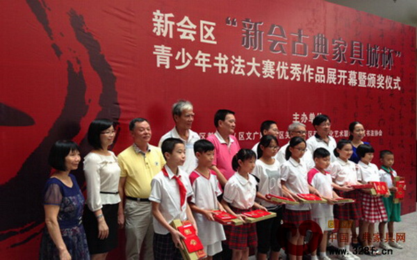 大賽得獎?wù)吲c主辦方和協(xié)辦方代表合影留念 大賽得獎?wù)吲c主辦方和協(xié)辦方代表合影留念