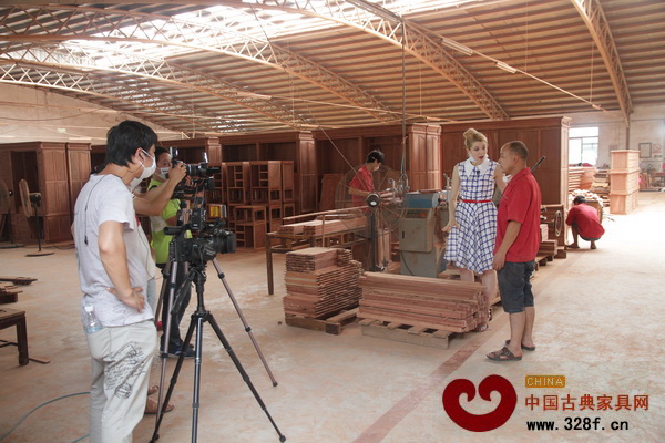 美女“中國(guó)通”金小魚(yú)參觀鴻發(fā)家具工廠 美女“中國(guó)通”金小魚(yú)參觀鴻發(fā)家具工廠