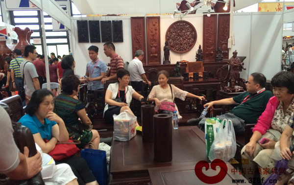 紅木家具展位吸引眾多參觀者 紅木家具展位吸引眾多參觀者